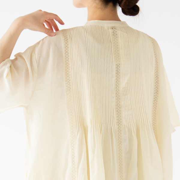 背面にもタックとレースが施されています 背面にもタックとレースが施されています