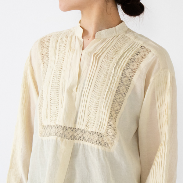 リバーレースとピンタックの組み合わせが美しい胸元 リバーレースとピンタックの組み合わせが美しい胸元