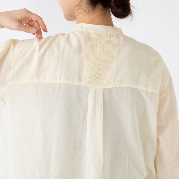 背面にもタックが入っています 背面にもタックが入っています