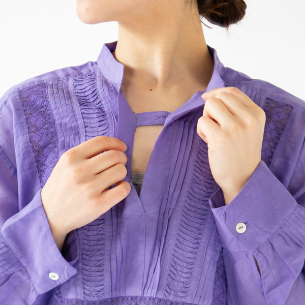胸元はスタンドカラーのスキッパーデザイン。内側のボタンで留められるようになっています 胸元はスタンドカラーのスキッパーデザイン。内側のボタンで留められるようになっています
