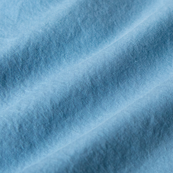 ハリのあるタイプライター素材が柔らかな表情を持った、しっとり滑らかな質感(BLU) ハリのあるタイプライター素材が柔らかな表情を持った、しっとり滑らかな質感(BLU)