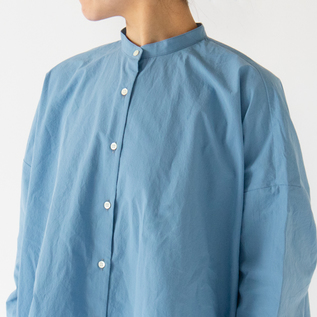 コンパクトなスタンドカラー(身長162cm・BLU)