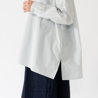 長めの着丈に深めのスリット(身長162cm・LGY)