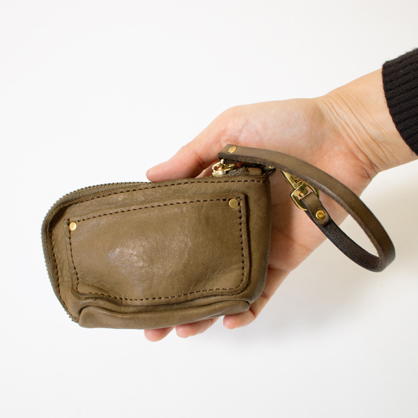 バッグの中でも場所を取らないコンパクトなサイズ。