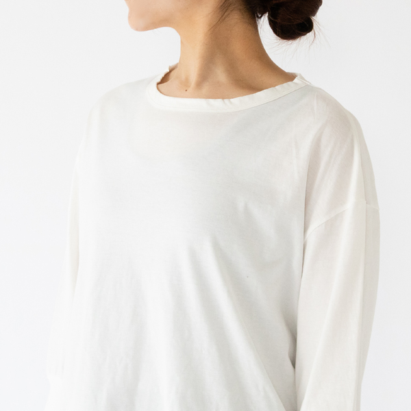 開きすぎない首回り(身長162cm・WHITE)