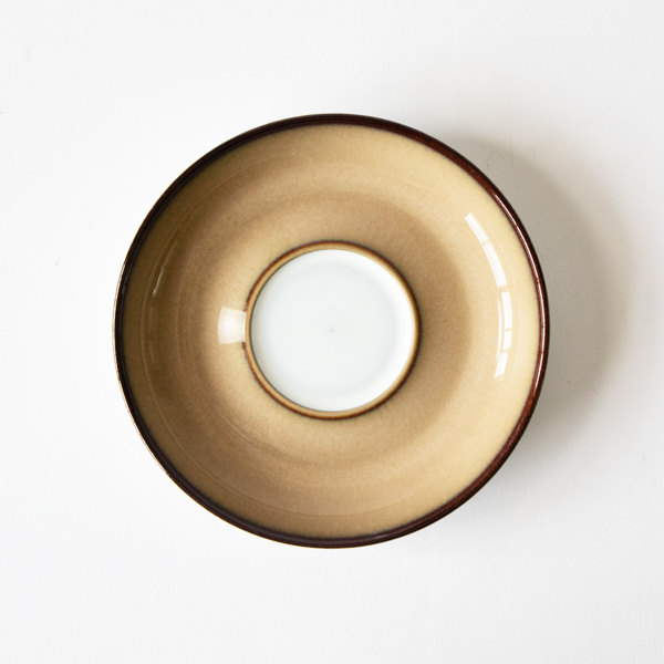 ソーサーのこの山になる型も素敵（Denby カップ＆ソーサー）