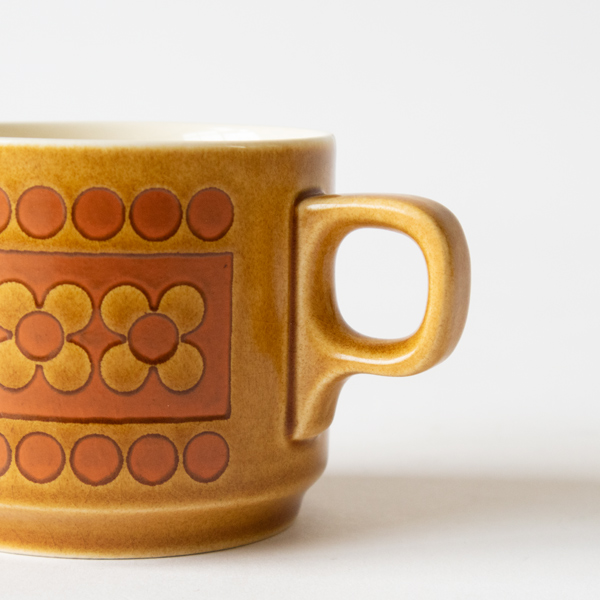 オレンジとブラウンの温かみある色合わせ