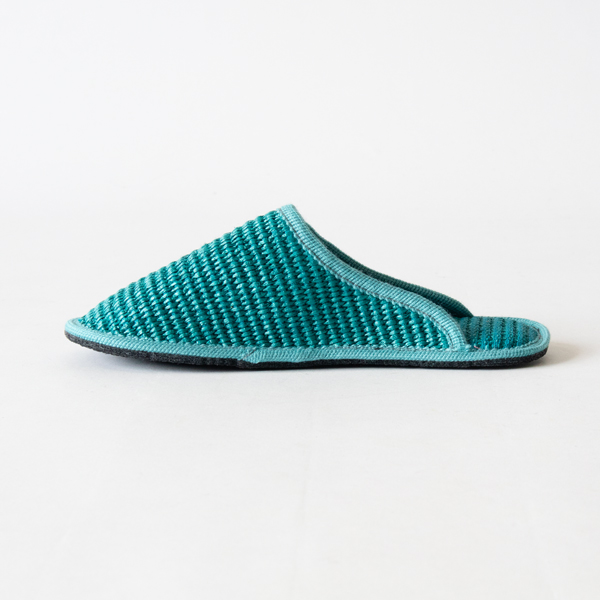 見た目にも涼しいスリッパ