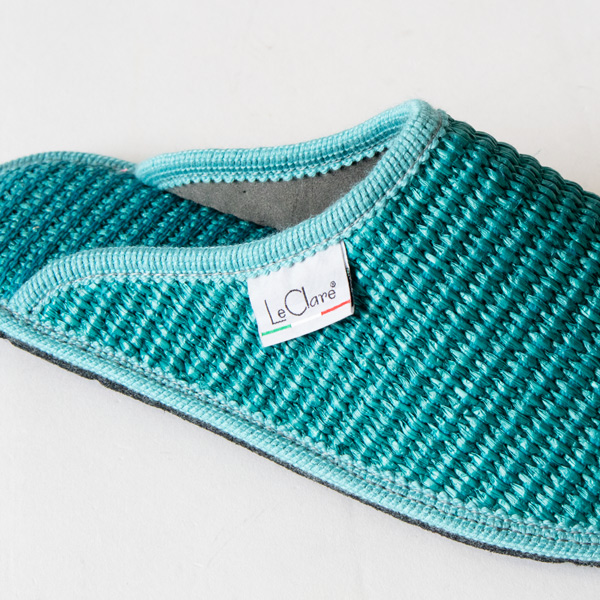 少しカーブした履き口で足入れしやすくなっています