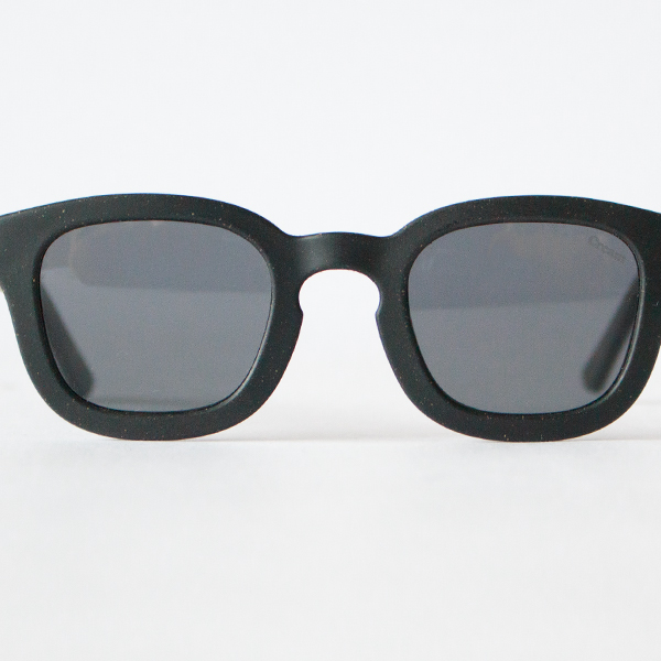 水面からの反射など反射光をカットする偏光グラスを採用(BLACK) 水面からの反射など反射光をカットする偏光グラスを採用(BLACK)