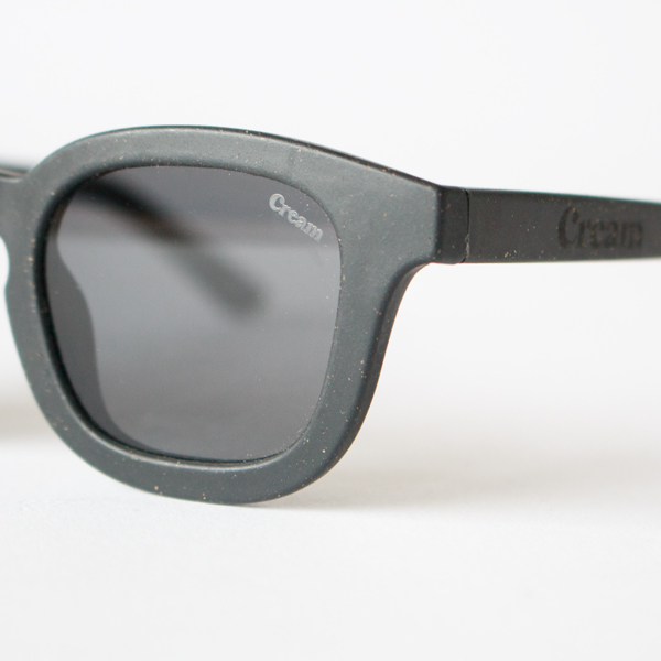 水面からの反射など反射光をカットする偏光グラスを採用(BLACK) 水面からの反射など反射光をカットする偏光グラスを採用(BLACK)