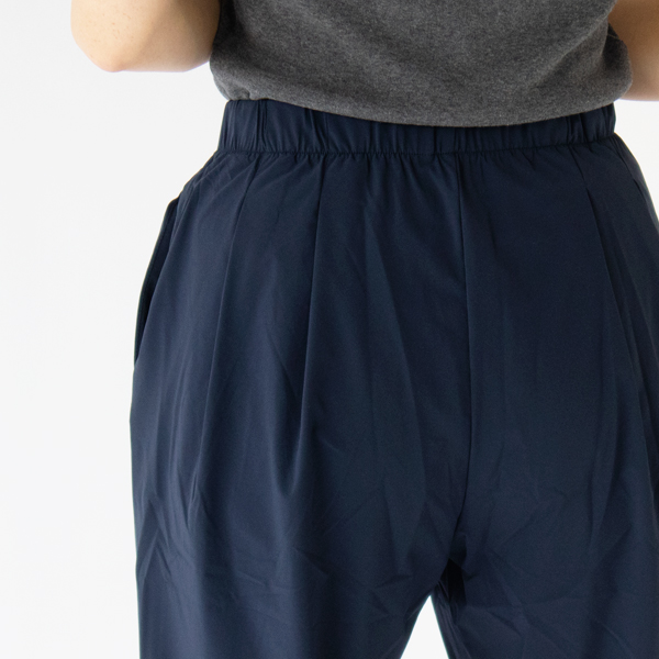 腰回りにタックが入ることで動きやすくなっています