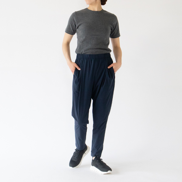 裾にかけてすっきりとしたテーパードシルエット（M・身長162cm）