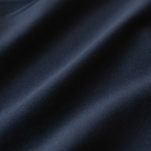 ストレッチ性、撥水、UVケア（UPF15-30、紫外線カット率85％以上）機能付き