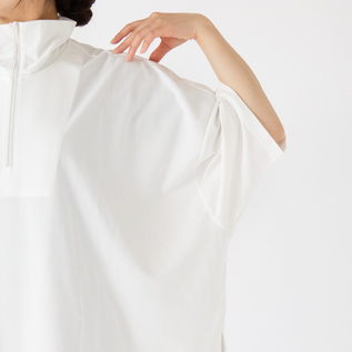 たっぷりと取られた身幅(WHITE_M・身長162cm) たっぷりと取られた身幅(WHITE_M・身長162cm)