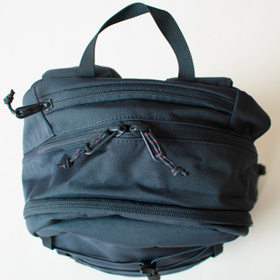 上部にはポケットを装備(NAVY) 上部にはポケットを装備(NAVY)