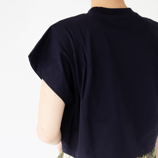 袖丈は短め(身長162cm・NAVY)