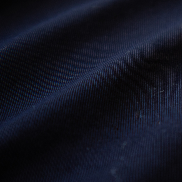 表面の光沢とさらりとした肌触りが特徴(NAVY)