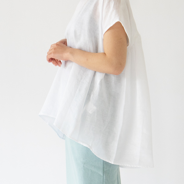 前から後ろにかけて長くなっていく着丈(身長162cm・WHITE)