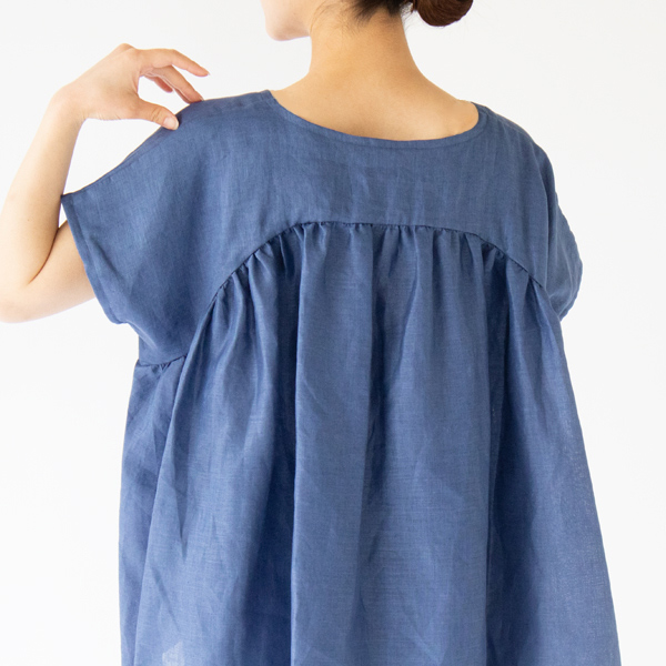 後身頃のラウンドヨーク下に入った贅沢なギャザー(身長162cm・BLUE)