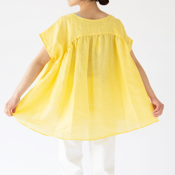 後身頃のラウンドヨーク下に入った贅沢なギャザー(身長162cm・YELLOW)