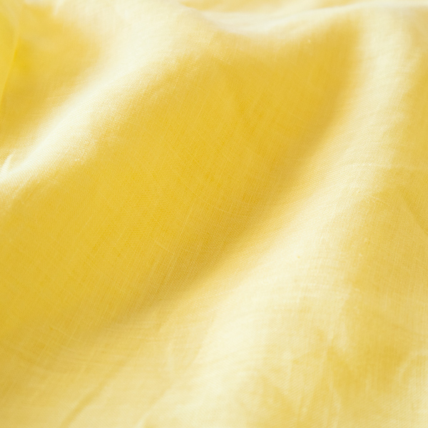 無地ですが、リネンの粗野な表情が奥行きを感じさせます(YELLOW)