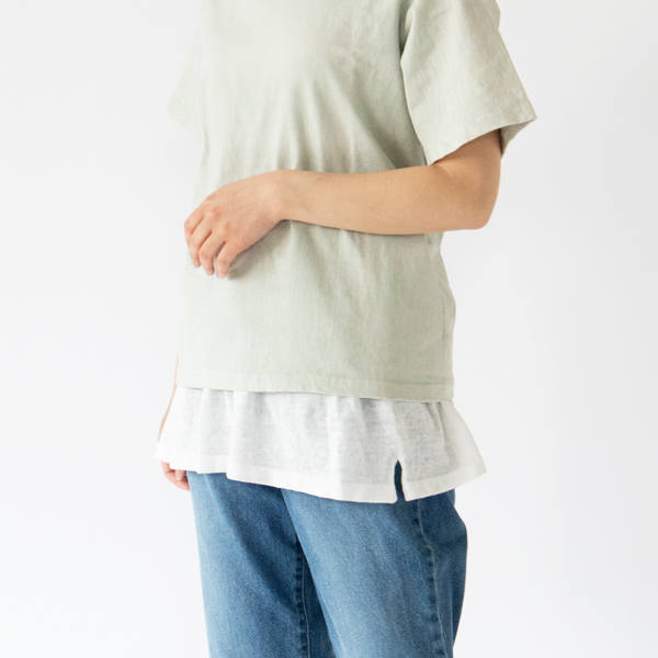 お腹で抑えられているので、丈の長さは自由に調整できます(ホワイト)