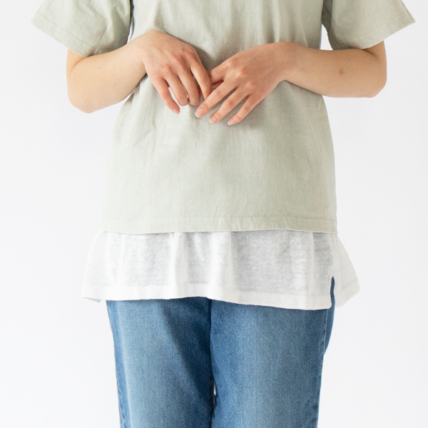 お腹で抑えられているので、丈の長さは自由に調整できます(ホワイト)