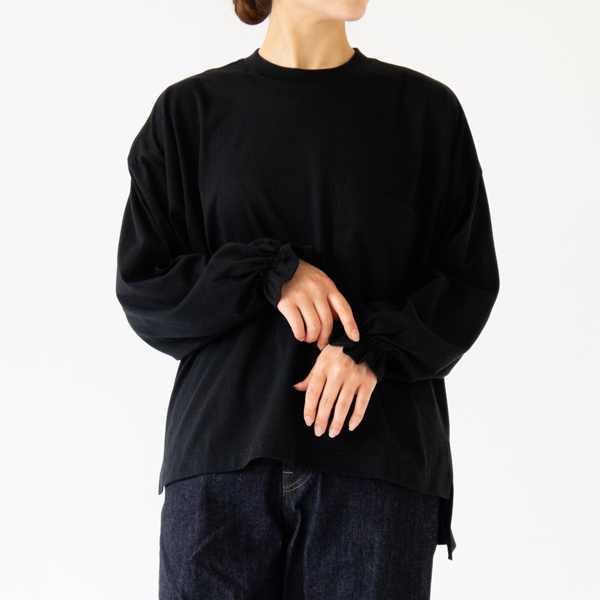 袖口にシャーリングが施されています(BLACK)