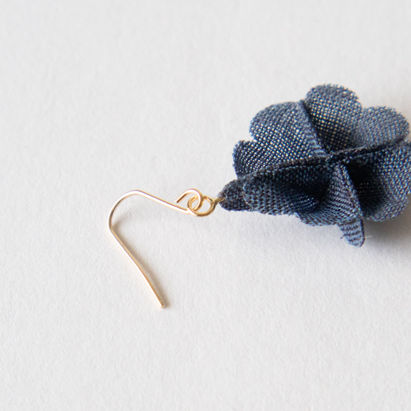 金具には肌に優しい18Kを使用(青) 金具には肌に優しい18Kを使用(青)