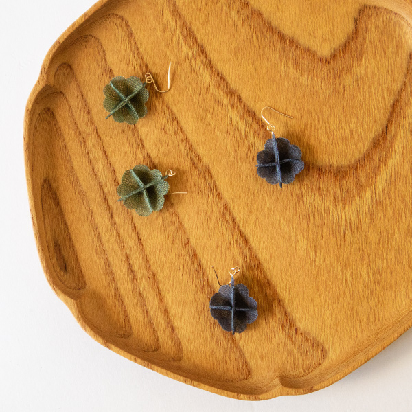 能登上布で作られた、小さなお花のピアス 能登上布で作られた、小さなお花のピアス