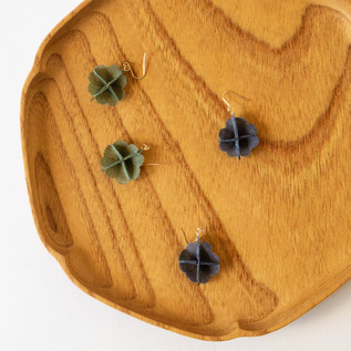 能登上布で作られた、小さなお花のピアス 能登上布で作られた、小さなお花のピアス