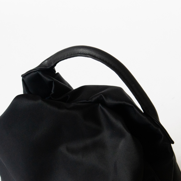 持ちやすく細身でもしっかりしたレザーのハンドル 持ちやすく細身でもしっかりしたレザーのハンドル