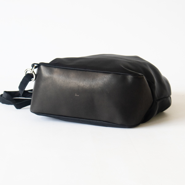 底面はレザー、マチもたっぷり 底面はレザー、マチもたっぷり