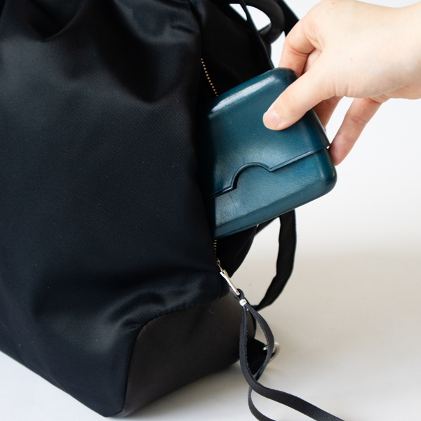 サイドにファスナーポケットが付いていて、貴重品はこちらが便利 サイドにファスナーポケットが付いていて、貴重品はこちらが便利