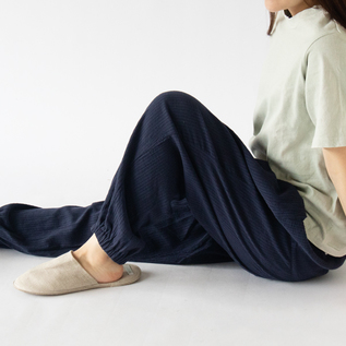 膝の曲げ伸ばしやあぐらも楽な素材(濃藍色) 膝の曲げ伸ばしやあぐらも楽な素材(濃藍色)
