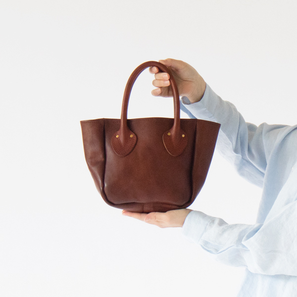 レザーでも比較的軽量なバッグ(CAMEL)