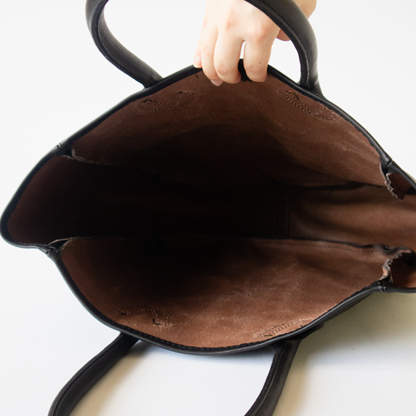 ポケットのないシンプルなつくり(BLACK)