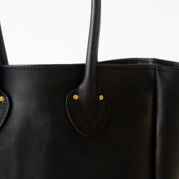重厚感あるレザーの表情(BLACK)