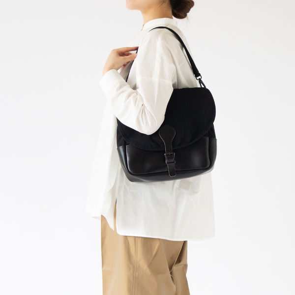 短いストラップを使用（BLACK）