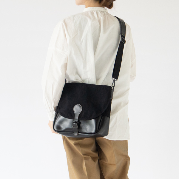 長いストラップを使用（BLACK）