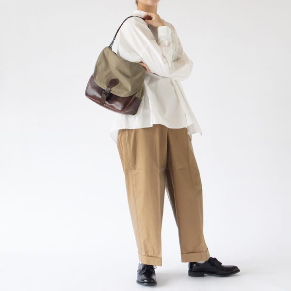 短いストラップを使用（DARK BEIGE）