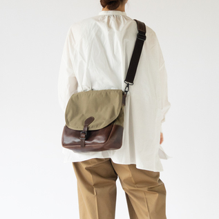 長いストラップを使用（DARK BEIGE）
