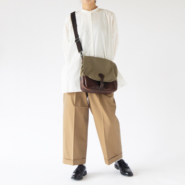 長いストラップを使用（DARK BEIGE）