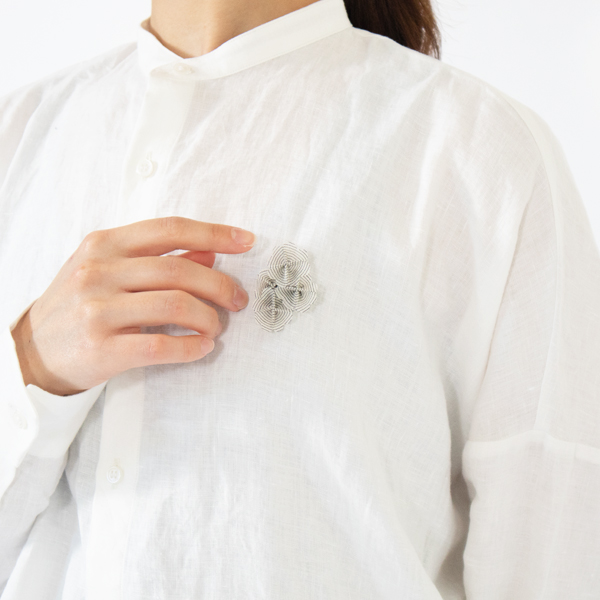優しい色使いで装いを彩る能登上布のブローチ