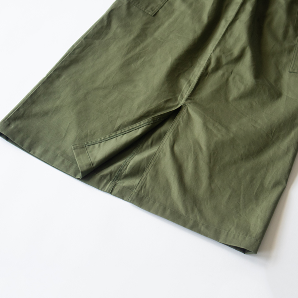 後ろにスリットが入っており、足捌きがよいスカート(KHAKI)