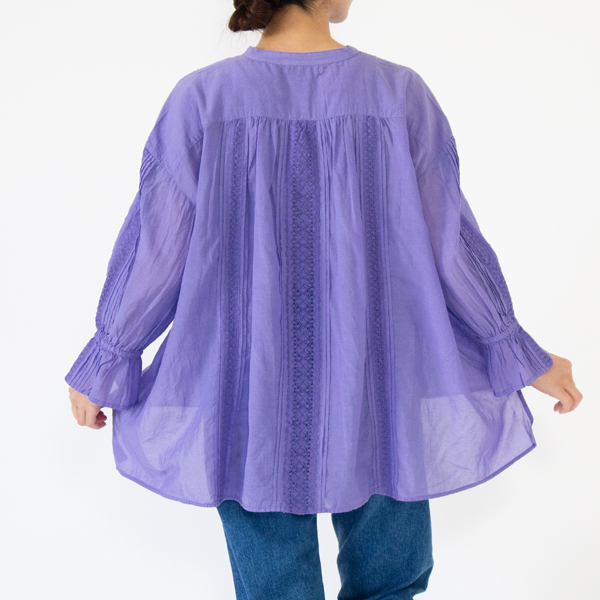 薄手のブラウスで真夏も着ることができます 薄手のブラウスで真夏も着ることができます