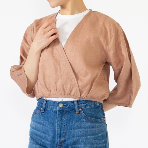 左右を着物のように羽織ります 左右を着物のように羽織ります