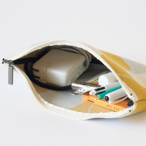 バッテリーや文房具を入れて、仕事用のポーチに。（M）