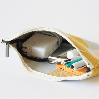 バッテリーや文房具を入れて、仕事用のポーチに。（M）